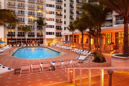 Courtyard Cadillac Miami Beach Oceanfront zwembad